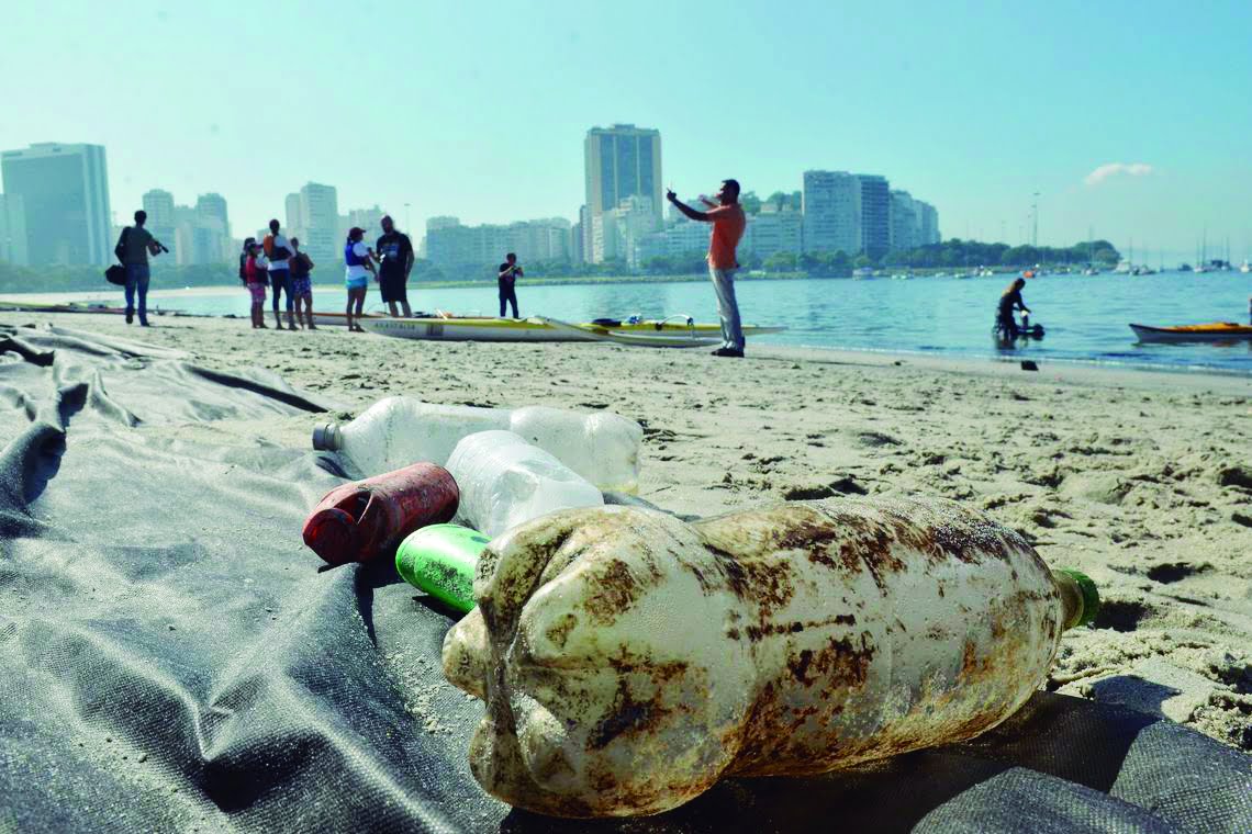 Plástico lidera lixos nas praias