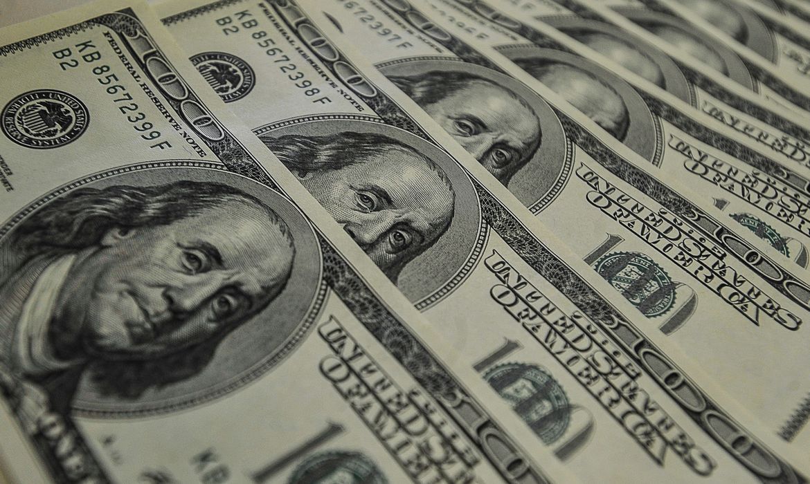 ​Dólar sobe a R$ 5,668 e bate recorde após demissão de ministro