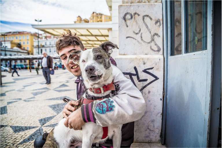 Agenda: Fotógrafo revela amizade entre moradores de rua e seus cães​