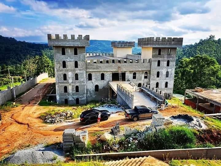 Um castelo medieval está sendo construído em Cotia